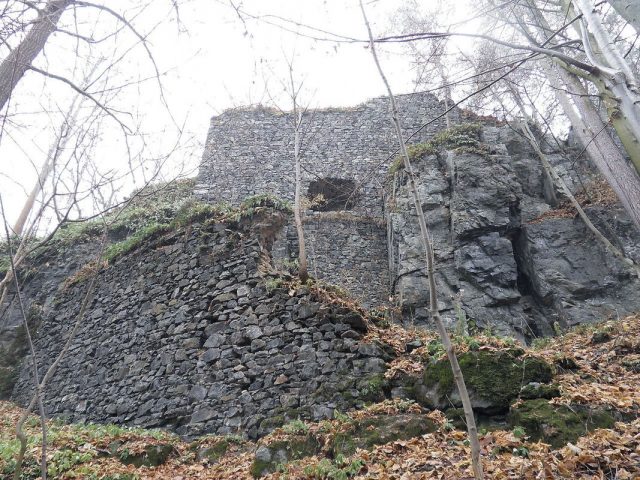 Zřícenina hradu Skála 12km