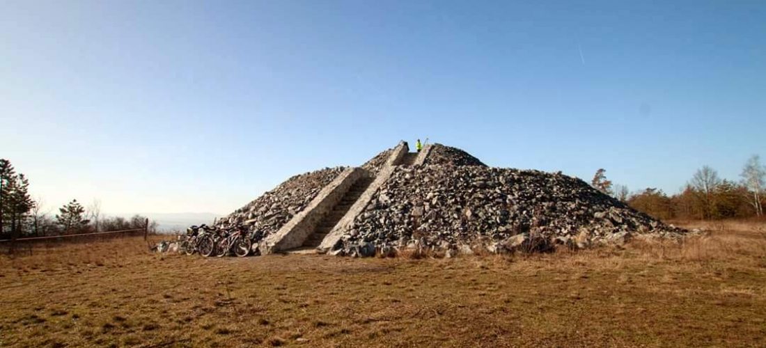 Šlovický vrch s vyhlídkovou mohylou 7km