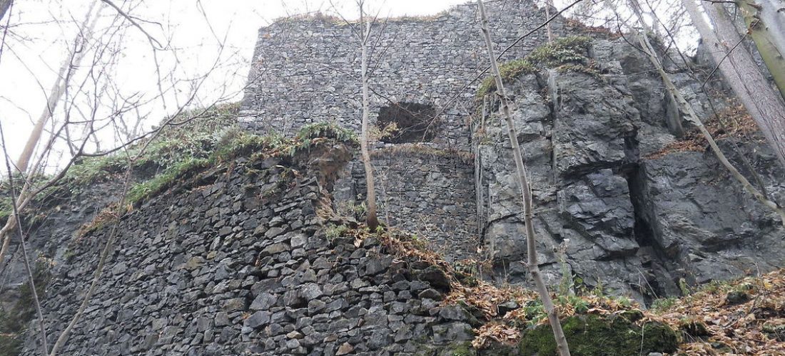 Zřícenina hradu Skála 12km